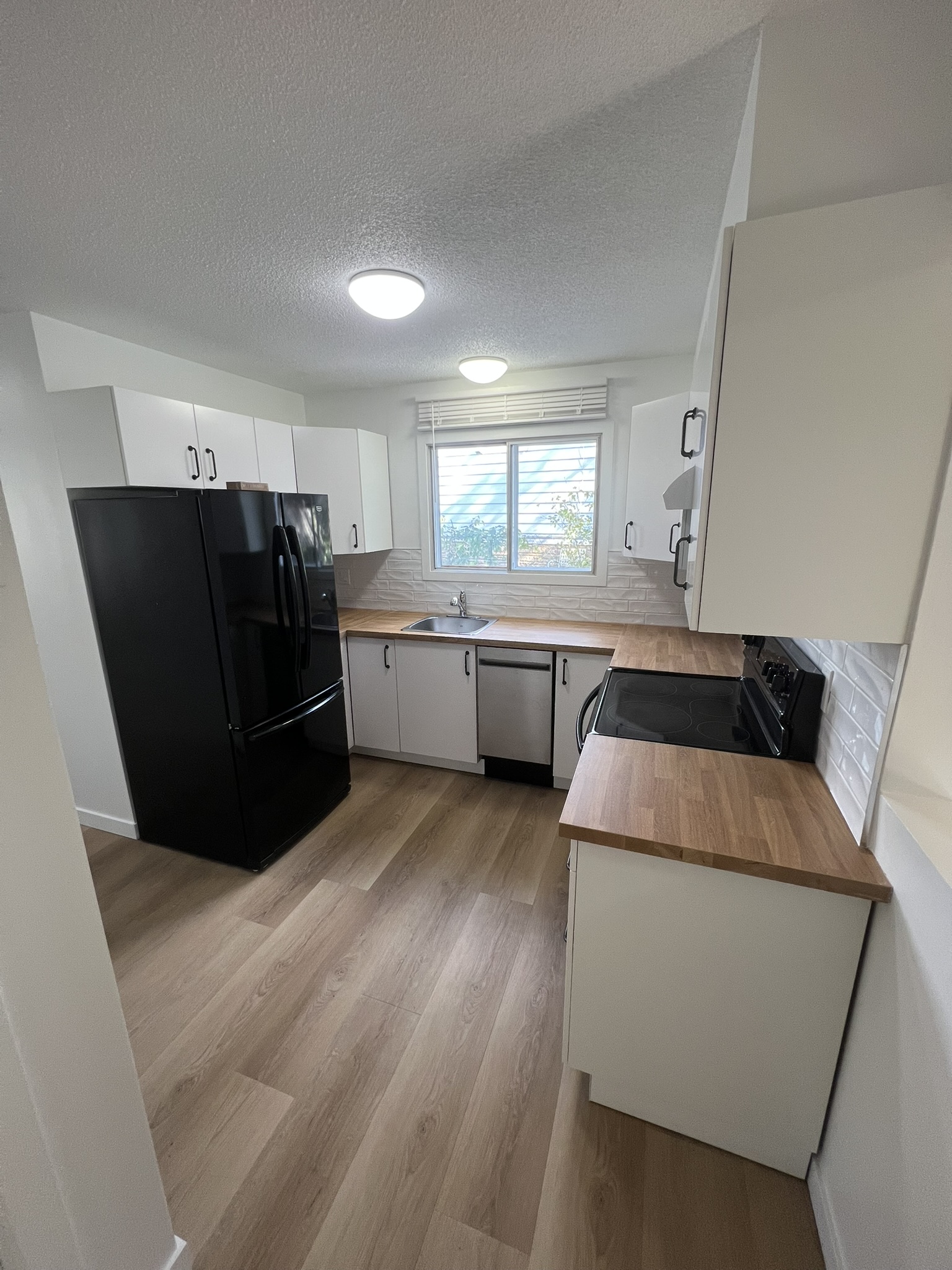 4712 25 Ave