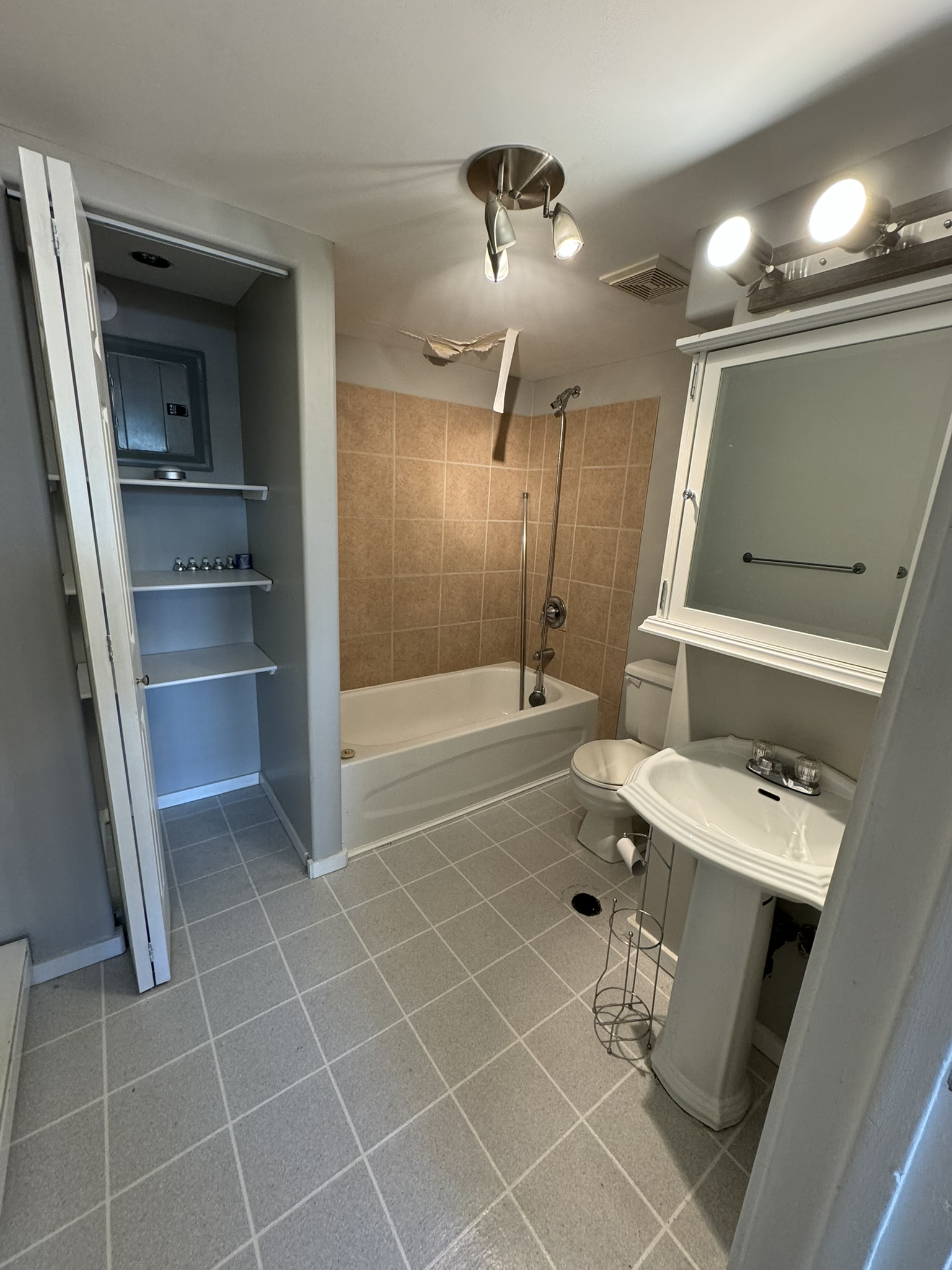 #14 600 Cambridge Crescent - LOWER
